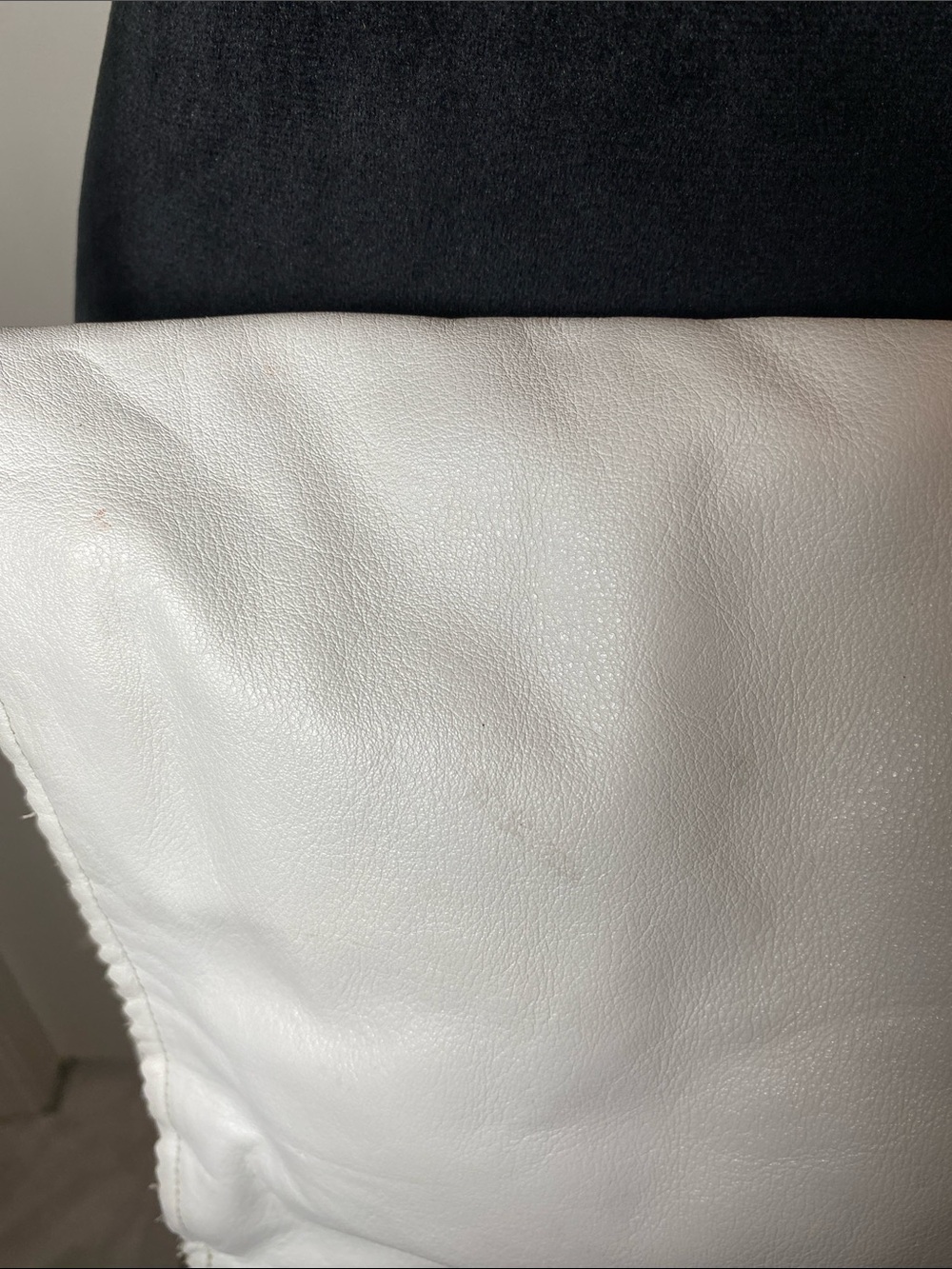 LC White Leather Crossbody Bag - Classic Everyday Shoulder Bag - Picture 6 of 10
